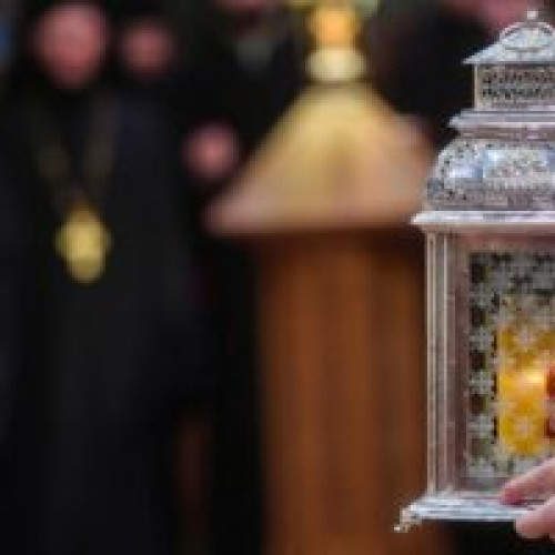 Lumina Sfântă, adusă din Ierusalim, va fi împărțită în Aeroportul Otopeni, ajungând la eparhiile din țară în această săptămână