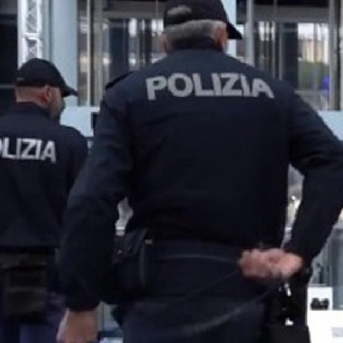 Un român căutat de poliție a fost găsit în Italia de către polițiști, datorită soției sale neștiutoare. Bărbatul se ascundea în Bergamo, dar a fost prins de polițiști în timp ce îl aștepta pe soția sa și copilul în aeroport. Acum va fi dus în arest și predat autorităților române.