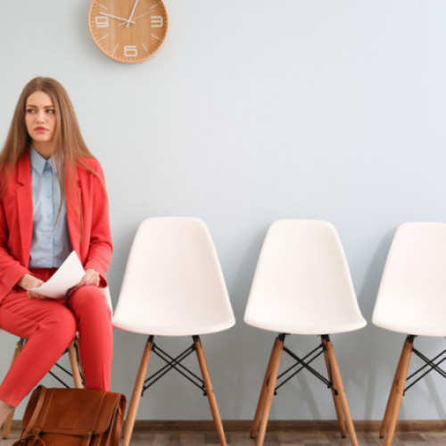 Unei femei i s-a cerut să se târască și să mugească la interviul pentru job. Experiențe bizare și umilitoare din procesul de recrutare