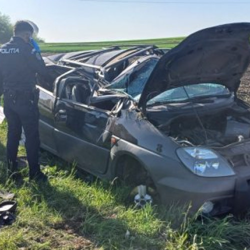 Șofer rănit după răsturnarea mașinii în Stroiești - Foto inedită a accidentului