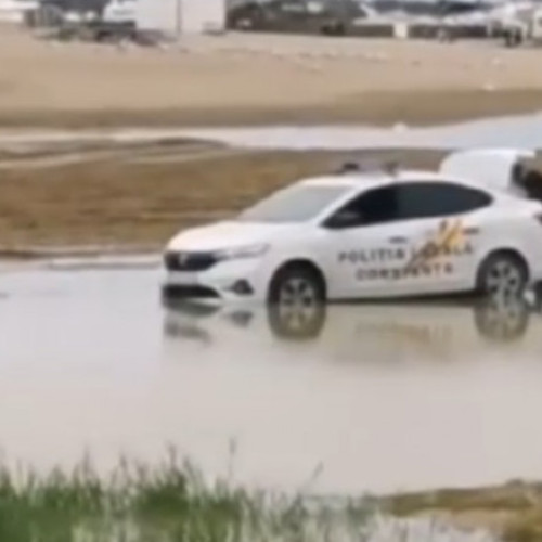 Polițiști filmati-"Cascadorii râsului" încercând să scoată mașina împotmolită pe plajă inundată din Constanța. Ce trucuri au folosit pentru a nu-și uda pantofii