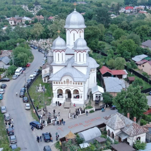 7-a ediție a evenimentului "Lumină din Lumină" organizată ieri la Gura Ocniței - Sărbătorind Vinerea Mare și înmormântarea Domnului, comunitatea locală a reunit copiii pentru a promova învățăturile lui Hristos. Cu ocazia sărbătorilor pascale, primarul Sorin Vasile Ioniță îndeamnă la cultivarea bunătății și a iubirii și să nu uităm de sacrificiul suprem al Mântuitorului.