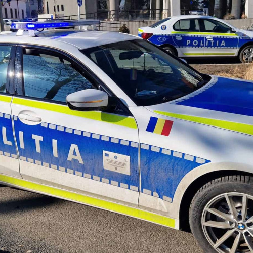 Sute de persoane și mașini verificate de polițiști și jandarmi în Alba în ultimele 24 de ore. Amenzi de peste 10.000 de lei și confiscarea permiselor de conducere. 81 de abateri constatate în urma verificărilor și 36 de teste pentru depistarea consumului de alcool sau substanțe interzise. Acțiuni integrate pentru prevenirea incidentelor în județul Alba.