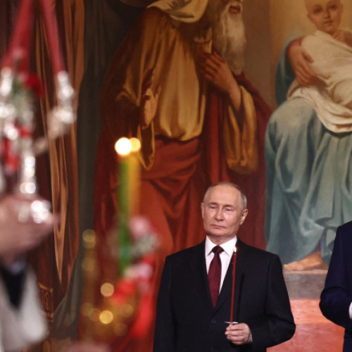 Putin prezent la slujba de Înviere, în timp ce armata rusă bombardează Ucraina