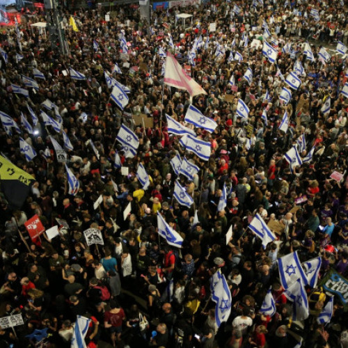 Mii de oameni manifestă în Tel Aviv pentru aducerea acasă a ostaticilor reținuți de Hamas. Critici la adresa premierului Netanyahu și solicitări pentru alegeri.