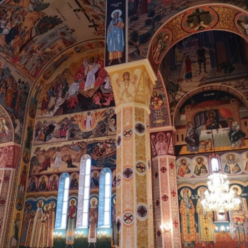 Biserici ortodoxe și greco-catolice românești pline de credincioși în Noaptea de Înviere