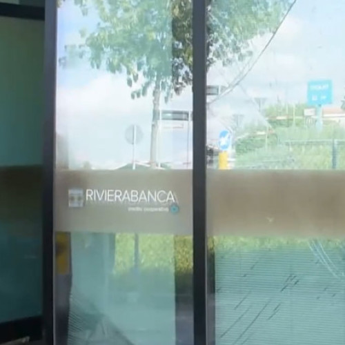 Român lăsat fără mână în timp ce încerca să fure dintr-un bancomat din Italia