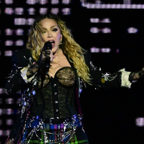 Video&Foto Madonna a dat un concert gratuit pe cea mai cunoscută plajă din Brazilia. 1,6 milioane de oameni au venit să o vadă