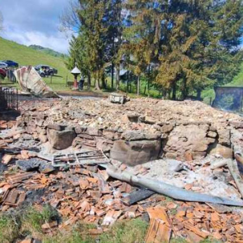 O Biserică de Lemn din Alba a Fost Complet Distrusă După un Incendiu Cauzat de o Lumânare Aprinsă, Fără Victime