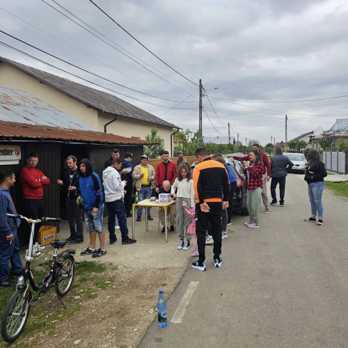 Gura Foii: Comunitatea a Participat la Concursul de Ciocnit Ouă, Sărbătorind Învierea Domnului