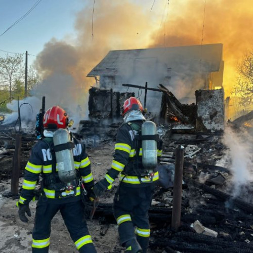 Incendii devastatoare în ziua de Paște la Valea Moldovei: Două gospodării în flăcări, intervenție de urgență a pompierilor. Pompierii luptă cu focul pentru a salva casele și locuitorii afectați. Urmăriți ultimele update-uri de la locul intervenției!