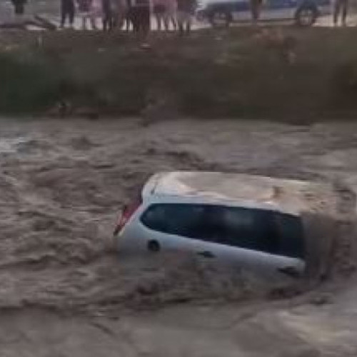Video Ploile torențiale și grindina au făcut prăpăd în țară: Trei mașini au fost luate de ape în Prahova. Au fost trimise mesaje RO-Alert