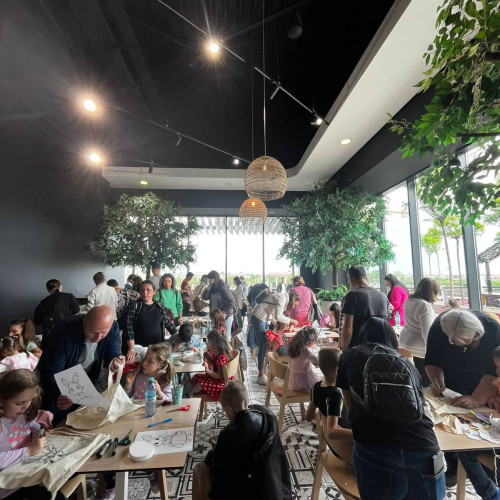 Dâmbovița Mall Se Transformă într-un Tărâm Magic Plin de Culoare: Se Redeschide Mâine!