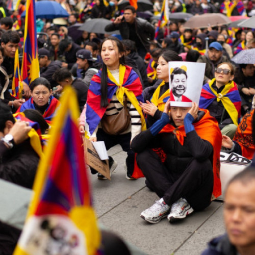 Galerie Foto Dictatorul chinez, Xi Jinping, a fost primit la Paris de un protest al tibetanilor: „Ți-a trecut timpul, nu totalitarismului chinezesc”