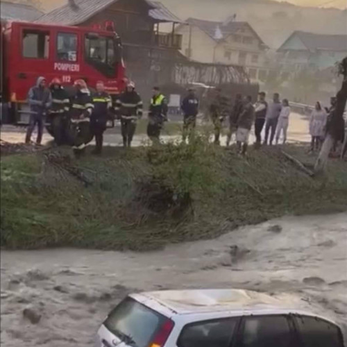 Viitură în Prahova: Trei autoturisme luate de apele umflate în Vâlcăneşti, zona rămâne sub monitorizare
