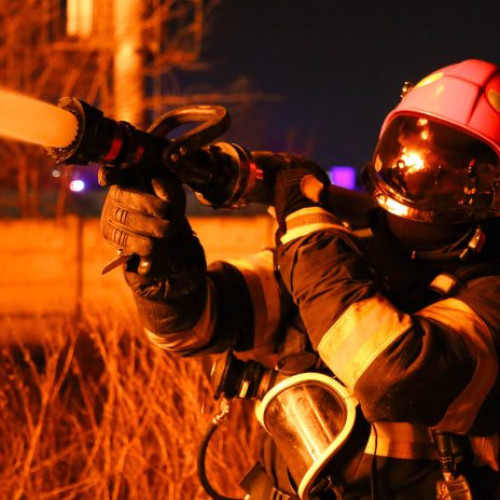 Intervenție a pompierilor pentru stingerea unui incendiu la un magazin din Sectorul 5