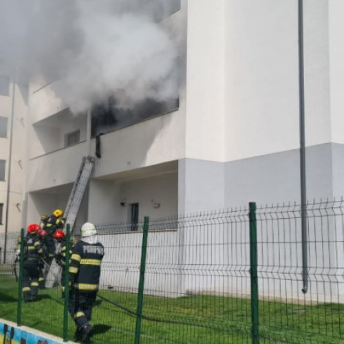 Explozie urmată de incendiu în blocul din Iași: 15 persoane evacuate de urgență