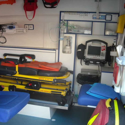 Accident rutier grav cu ATV în Arieșeni: Doi tineri, duși la spital după pierderea controlului vehiculului. Incidentul pune sub semnul întrebării siguranța utilizării ATV-urilor în România.