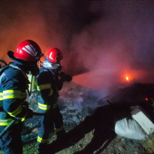 Groapa de gunoi din Vânători cuprinsă de flăcări înainte de Paște - Pompierii luptă să stingă incendiul provocat intenționat - Avertismentul autorităților