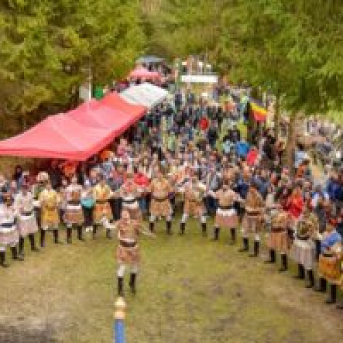 Săptămâna plină de evenimente pentru Junii Brașovului. Cetatea Brașovului va fi animată de sărbătoarea Luminei, iar Piața Sfatului, Pietrele lui Solomon și Cetățuia vor găzdui zeci de activități tradiționale și concerte cu artiști renumiți precum Holograf, Damian Drăghici și Vama. Programul săptămânii este bogat și cuprinde ateliere, demonstrații medievale și deschiderea Cetățuii de pe Dealul Straja. Te așteptăm în perioada 7-12 mai să trăiești alături de noi spiritul Săptămânii Luminăte la Brașov!