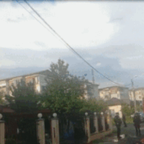 VIDEO: Casă din Baia Mare luată de flăcări, după ce a fost lovită de trăsnet - Intervenție de urgență a pompierilor