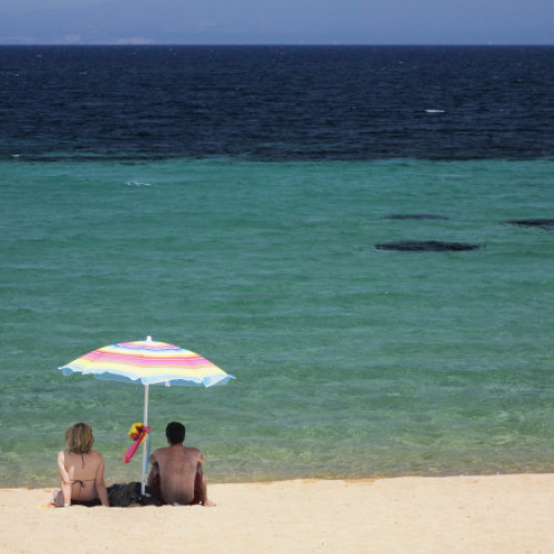 Oamenii se pot căsători complet dezbrăcați pe o plajă din Sardinia. Primarul a avut ideea și spune motivele sunt serioase