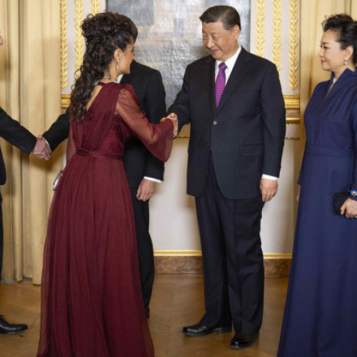 Galerie Foto Mireille Mathieu, Sophie Marceau, Luc Besson, Salma Hayek între celebrităţile invitate la dineul în onoarea lui Xi Jinping la Paris