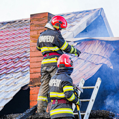 Vijeliile și furtunile au adus dezastru în țară: mașini luate de ape, case lovite de trăsnet, ploi torențiale.