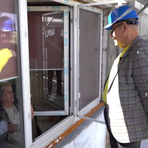 Piedone, candidat PUSL, prezintă realizările din mandatul său în Sectorul 5 al Capitalei: Parcări în locul șerpilor și locuri de joacă în junglă și gunoaie.