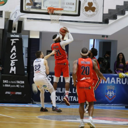 Decizia finalei Ligii de Baschet, stabilită în Oradea: Campioana en titre U-BT Cluj a eliminat cu 3-0 Argeș Pitești, iar jocul V dintre CSM și CSO Voluntari va decide cealaltă finalistă. Bihorenii și ilfovenii sunt la egalitate, scor 2-2, după câte două victorii acasă și în deplasare. Semifinalele Ligii Naționale se încheie în meciul decisiv de marți.