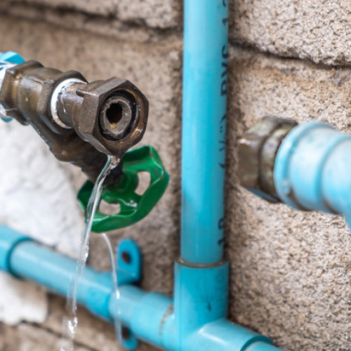 Avarie la o conductă din Târgu Jiu a lăsat fără apă 20.000 de persoane