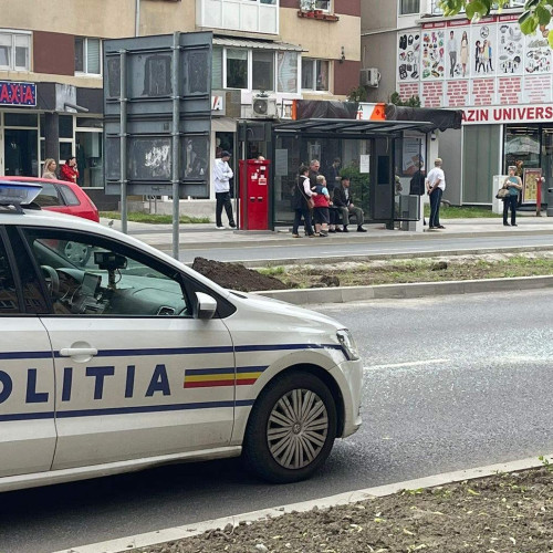 Accident în Alba Iulia: Autobuz lovit de utilaj în zona Colegiului Militar "Mihai Viteazul". Două vehicule implicate.