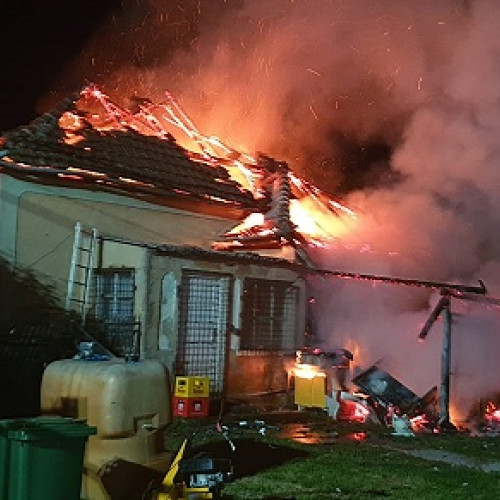 Acoperiș distrus în incendiu la o casă din Careiului, Satu Mare
