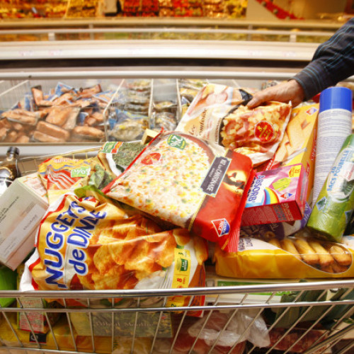 Producătorii scad greutatea alimentelor, dar păstrează prețul la aceeași sumă. Românii înșelați în magazine fără a fi avertizați de o lege. Soluții aplicate în alte țări pentru a proteja consumatorii. Studiu arată că tot mai multe produse măresc prețul și scad gramajul, fără informarea cumpărătorilor. Noi măsuri în străinătate pentru a stopa fenomenul de shrinkflation. Autoritățile din România nu iau măsuri împotriva acestui mecanism.