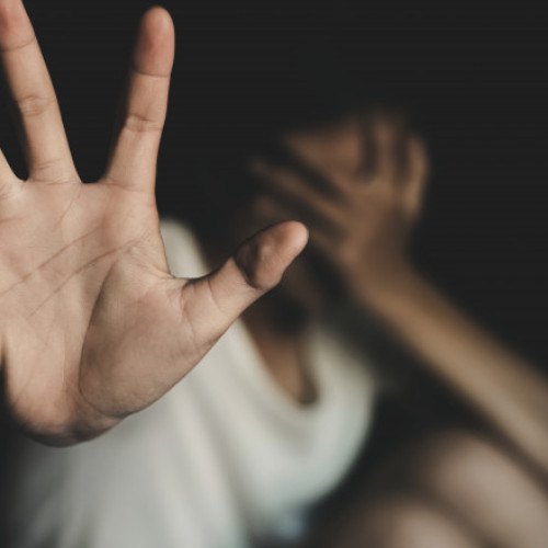 UE adoptă legea anti-violență pentru femei: ce prevede directiva