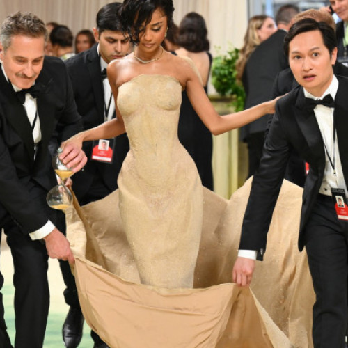 Cântăreața Tyla, vedetă la Met Gala 2024 într-o rochie spectaculoasă din nisip. A avut nevoie de ajutor pentru a urca scările.