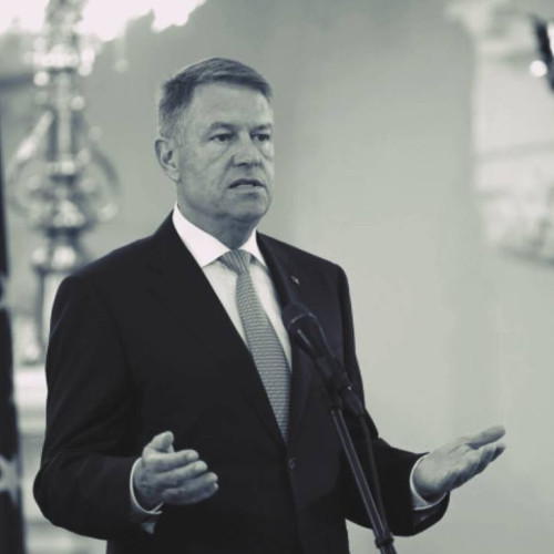 Klaus Iohannis, Oscar pentru conducere în activitațea publică: Radu Popa critică acceptarea premiului și consideră că este o nouă bornă a penibilului