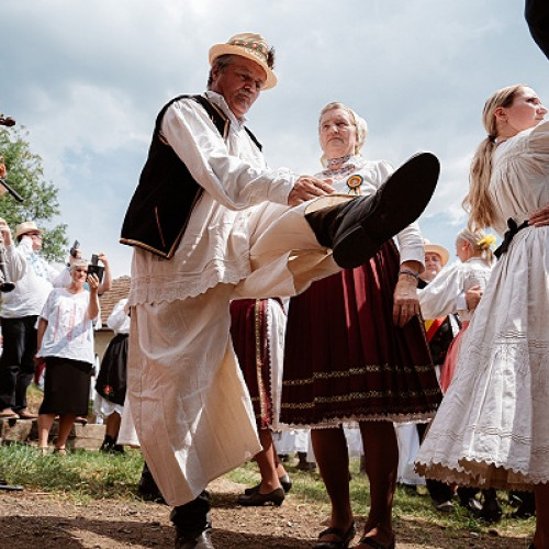 Finanțarea Festivalului Popular Adunare în Soconzel, Franjuri Artiști dependenți de Centrul de Conservare din coduri, a fost tăiată, executivul local al comunității, se mobilizează pentru a continua tortura