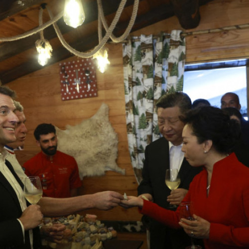 O prăjitură delicată a fost înlocuită pentru o vizită diplomatică: Macron și Xi Jinping au gustat desertul în timpul unei discuții tensionate