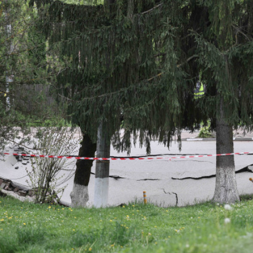 Forajele în zona craterului de la Slănic Prahova: Prefectul asigură că blocurile nu sunt afectate