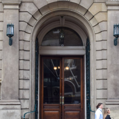 Săptămânalul Garrick permite accesul femeilor în club pentru prima dată în 200 de ani