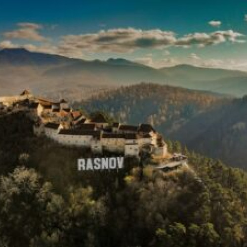 Cetatea Râșnov se alătură Noaptea Europeană a Cetăților și invită toți cei interesați să participe la evenimentul cultural - "Grădina Cetății Râșnov"! Programul cuprinde ateliere artistice și muzică tradițională. Accesul este gratuit, dar orașul vă întâmpină cu cel mai frumos peisaj spre apus în față!