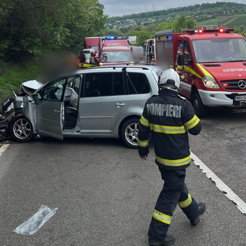 Accident rutier cu trei răniți la Fălticeni, în după-amiaza de miercuri. Două autoturisme s-au ciocnit, intervenția pompierilor și ambulantei SMURD în desfășurare. Trei persoane implicate și transportate la spital. Detalii despre eveniment în curând!