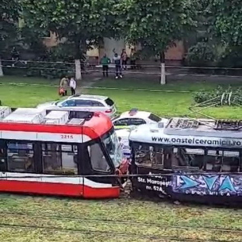 Două tramvaie s-au lovit în zona UTA, o persoană a fost transportată la spital