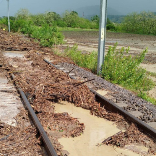 Traficul feroviar oprit în zonă inundată. trenurile afectate, intervenții în desfășurare" News.ro
