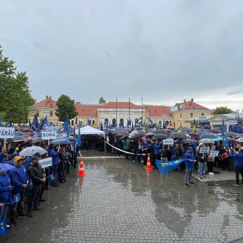 PNL Alba prezintă candidații pentru alegerile locale 2024 în Piața Cetății din Alba Iulia. Mii de susținători și lideri în centrul orașului. Vezi lista candidaților și discursurile politicienilor liberali.