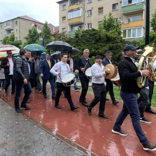 Lansarea candidaților PNL Alba pentru alegerile locale 2024 a început în Alba Iulia, cu un marș pe ploaie spre Piața Cetății