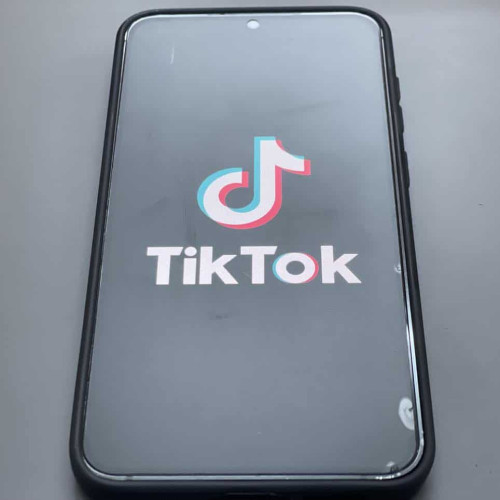 Românii Petrec Ore Pe Rețelele Sociale: TikTok, Facebook, Youtube, și Instagram, Cele Mai Folosite Platforme în România - Datele unui Studiu Recent.