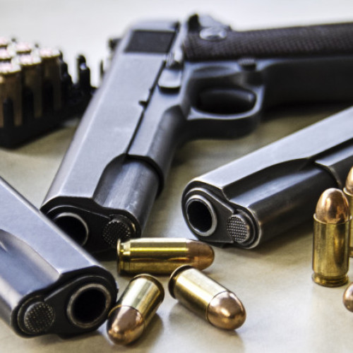 Pentru ce infracțiuni va fi interzisă obținerea permisului de port armă. Proiectul este pe masa Guvernului