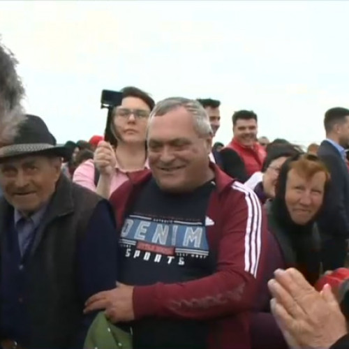 Marcel Ciolacu și liderii PSD din Buzău, în campanie la sat. Eveniment festiv cu vecinii de pe uliță, sătenii din Țintești.